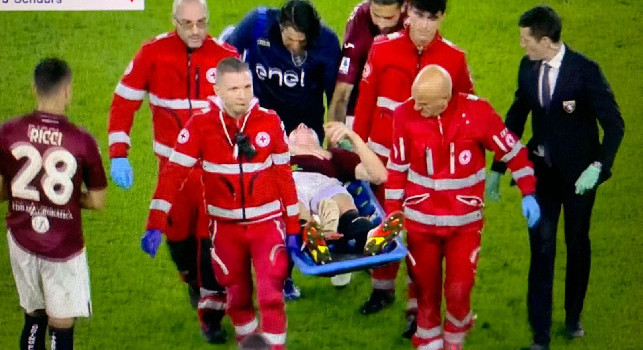 Torino-Inter, brutto infortunio per Schuurs: esce in barella disperato | FOTO