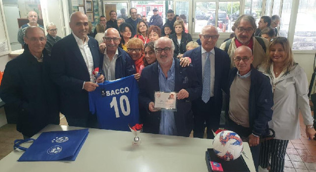 Istituzioni, addetti ai lavori e amici al centro sportivo Arci Scampia per l’inaugurazione del campo alla memoria di Alessandro Sacco | FOTO
