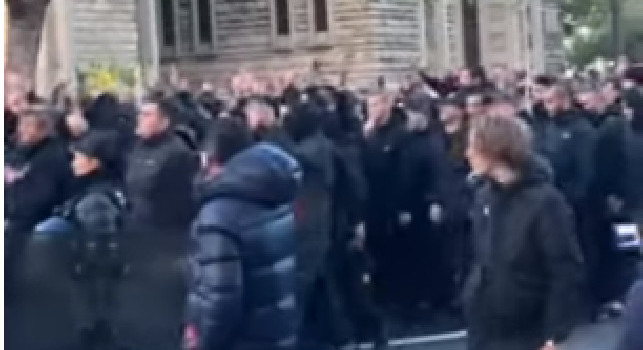 TMW - Corteo di tifosi rossoneri per PSG-Milan, intonati cori anti Napoli