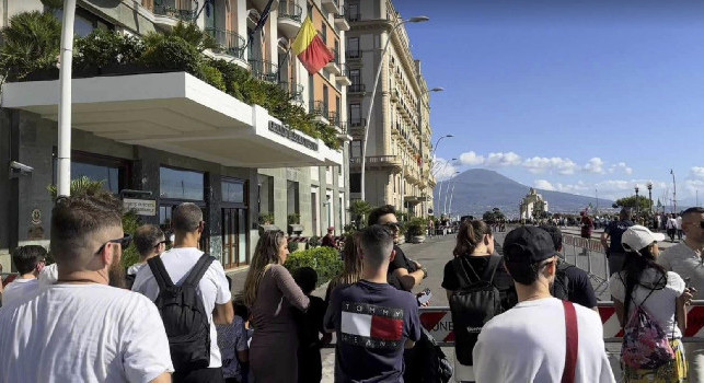 Milan in arrivo a Napoli: l'accoglienza all'esterno dell'Hotel Vesuvio | VIDEO CN24