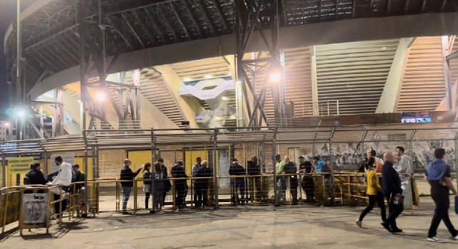 Napoli-Milan, tifosi in fila a Fuorigrotta già 3 ore prima del match | VIDEO CN24