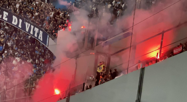Napoli-Milan, pioggia di petardi tra Curva A e settore ospiti! Tensioni tra ultras al Maradona | VIDEO