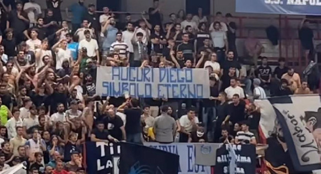 Auguri Diego simbolo eterno: l'omaggio a Maradona della curva della Gevi Napoli Basket | FOTO