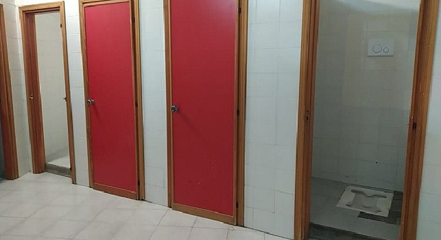 Vergogna a Salerno, stadio Arechi senza porte nel wc delle donne | FOTO