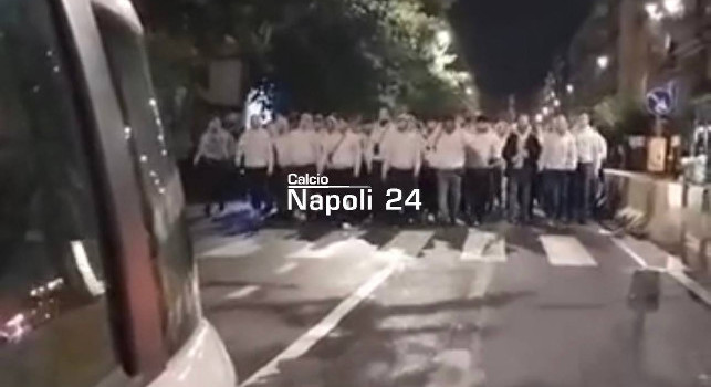 Invasione Ultras Berlino a Napoli, corteo in pieno centro e guerriglia contro la Polizia | VIDEO CN24