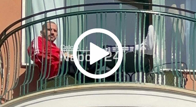 Napoli-Union Berlino, Bonucci si gode il sole dal balcone dell'hotel Vesuvio | VIDEO CN24
