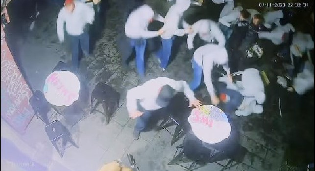 Ultras Union Berlino hanno assaltato anche un pub a Piazza Dante | VIDEO