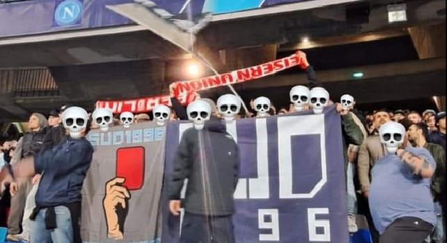 Ultras Napoli, in Curva B le sciarpe rubate ai tifosi tedeschi | FOTO