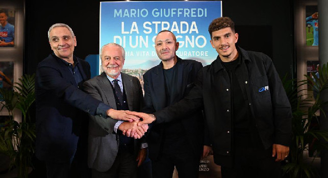 De Laurentiis e il tweet sul libro di Giuffredi: Lo legger&ograve; di sicuro | FOTO