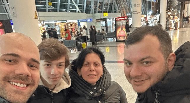 La famiglia di Kvaratskhelia in viaggio verso Madrid per sostenere il Napoli | FOTO