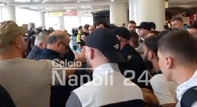 Caos a Capodichino, 300 tifosi del Napoli bloccati dalle 07.00 all'aeroporto | VIDEO CN24