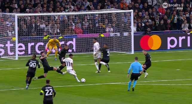 Decentrato sul gol, la posizione di Meret che fa discutere| FOTO