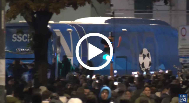 Arriva il pullman del Napoli al Maradona! Grande accoglienza dei tifosi | VIDEO