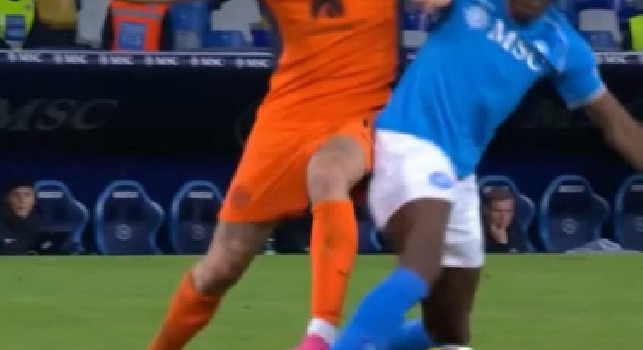 Rigore non concesso al Napoli, Massa non vede il contatto Acerbi-Osimhen | FOTO