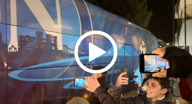 Juve-Napoli, il pullman azzurro arriva a Torino: la richiesta dei tifosi nel gelo | VIDEO CN24