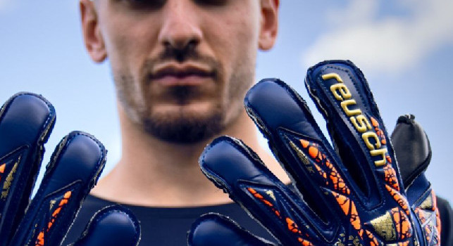 Meret nuovo sponsor di Reusch! Conservo ancora i guanti di Buffon che mi regalò papà | VIDEO