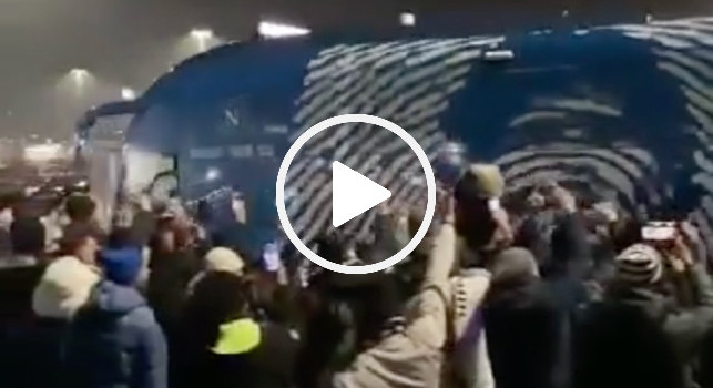 Juve-Napoli, pioggia d'insulti e gestacci: l'arrivo del pullman del Napoli allo Stadium | VIDEO CN24