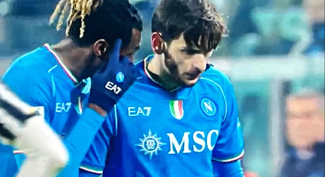 Giallo per Kvaratskhelia per gesto di stizza, Anguissa lo richiama: Usa la testa | FOTO