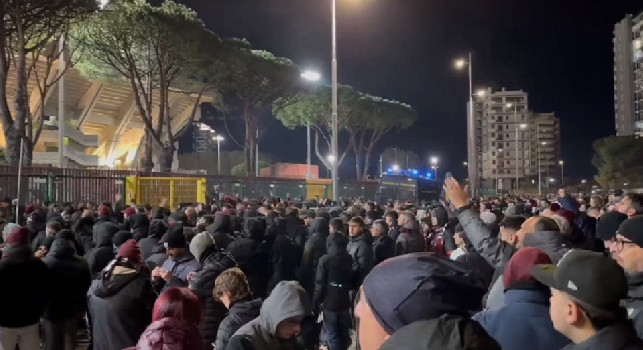 Salernitana-Fiorentina, guerriglia all'esterno dell'Arechi: lancio di fumogeni e petardi, interviene la Polizia | VIDEO