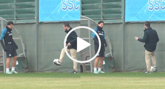 Simeone, che risate a Castel Volturno: palleggi col Social Media Manager del Napoli! | VIDEO CN24