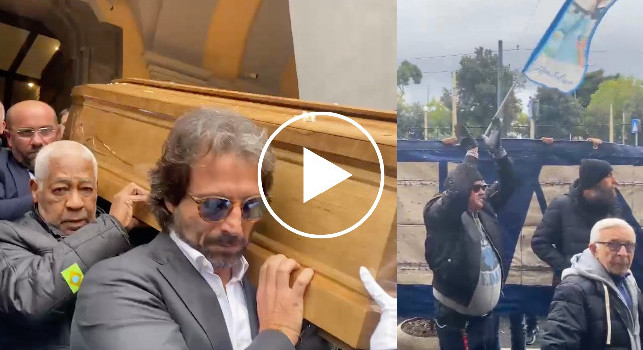 Funerale Juliano, l'uscita dalla chiesa: Cané porta il feretro! Coro degli Ultras da brividi e applausi | VIDEO CN24