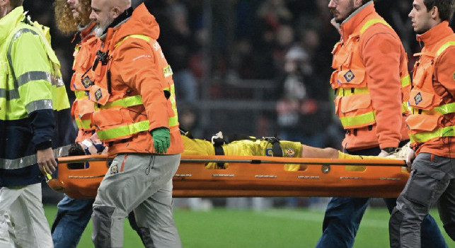 Paura in Europa League, Gabbia sviene dopo un terribile colpo alla testa: esce in barella | VIDEO