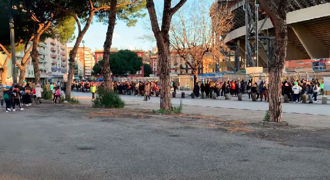 Napoli-Cagliari - File lunghissime al Maradona a due ore dall'inizio del match | VIDEO