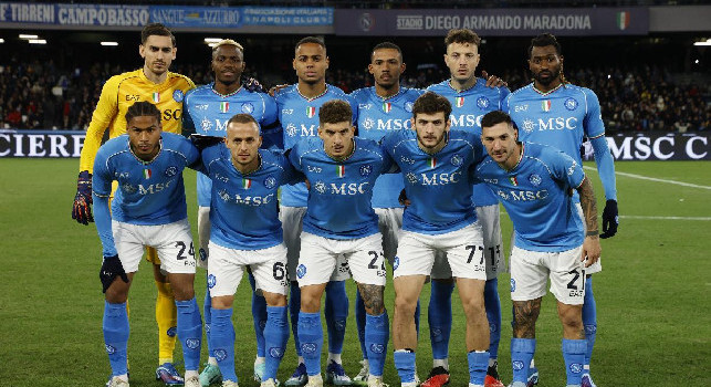 Gazzetta distrugge il Napoli: dove c’era un’orchestra adesso c’è un gruppo di giocatori che si sono dati appuntamento al campo senza conoscersi