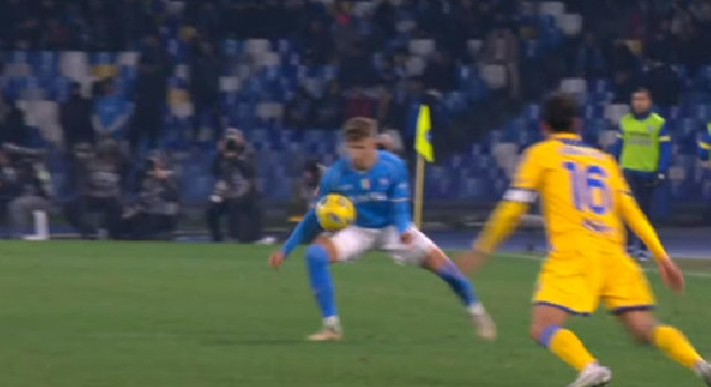 Tocco di mano di Lindstrom a inizio azione: Abisso annulla il gol di Simeone
