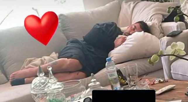Caso Lavezzi, spunta la foto sul divano di casa: Sta bene