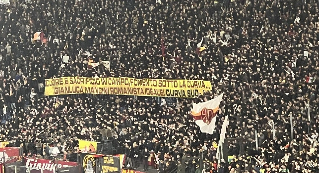 Roma-Napoli 0-0, striscione Curva Sud: Cuore e sacrificio in campo, fomento sotto la Curva. Gianluca Mancini romanista ideale! | FOTO