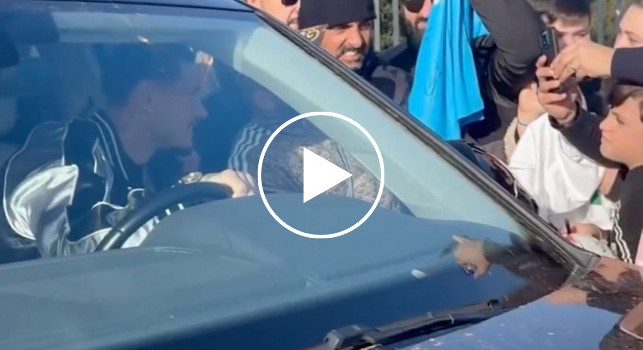 Mazzocchi, primo giorno di Napoli: che affetto dai tifosi a Castel Volturno! | VIDEO