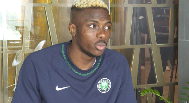 Osimhen focalizzato solo sulla Nigeria: scatto con una leggenda africana | FOTO