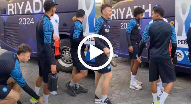 Scherzo di Rrahmani a Ngonge! Benvenuto al Napoli, Cyril | VIDEO