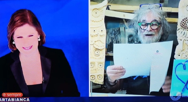 Mauro Corona contro De Laurentiis: Siamo al ridicolo, mi ha querelato!. E sventola le carte in diretta Tv