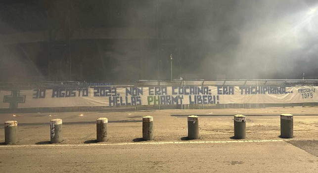 Napoli-Verona, spunta uno striscione all'esterno del Maradona riferito ai tifosi scaligeri | FOTO