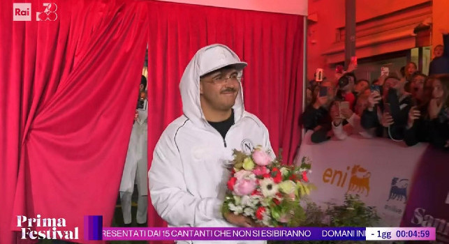 Geolier alla sfilata di Sanremo con la tuta del Napoli! Incontra un tifoso e reagisce cos&igrave; | VIDEO