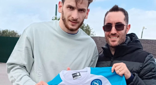 Kvaratskhelia e Contini ricevono uno splendido regalo a Castel Volturno | FOTO