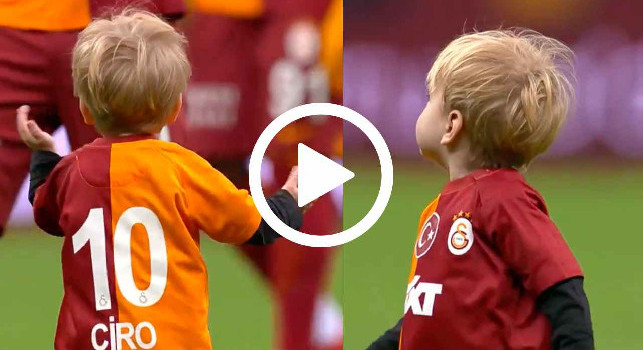 Festa Galatasaray in Turchia, show in campo dello scugnizzo Ciro Romeo Mertens | VIDEO