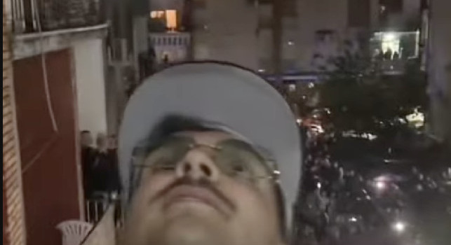 Folla oceanica per Geolier a Secondigliano, maglia di Maradona e cori anti-Juve! | VIDEO