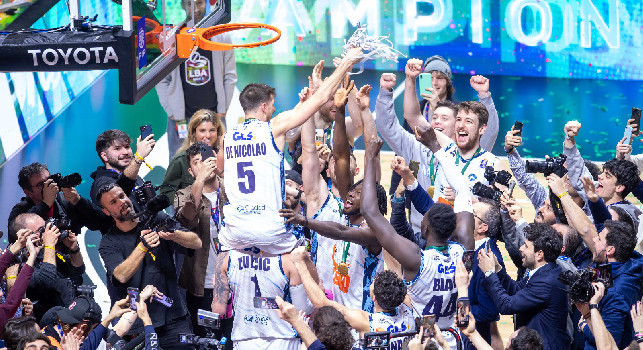 La Gevi Napoli Basket è nella storia: festa incredibile con i tifosi | VIDEO