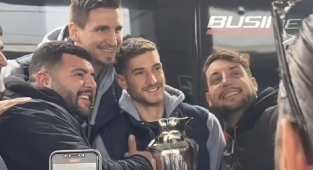 Napoli Basket, tifosi in delirio per gli azzurri: cori e foto con la Coppa Italia | VIDEO
