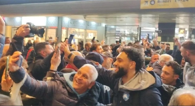 Napoli Basket, immagini show alla stazione: sentite che coro cantano insieme giocatori e tifosi | VIDEO