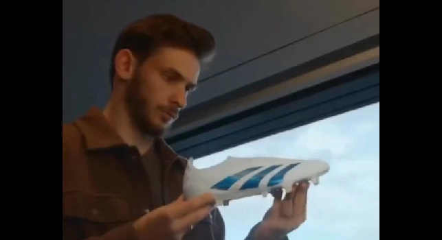 Nuovo spot Adidas, Kvaratskhelia protagonista tra le strade di Napoli | VIDEO