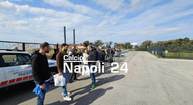 Calzona atteso a Castel Volturno: all'esterno del centro sportivo arrivano i primi tifosi | FOTO CN24