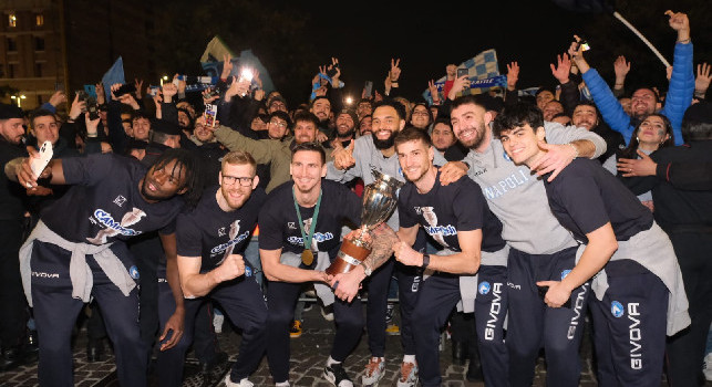 Gevi Napoli Basket, festa pazzesca con i tifosi in Comune! | VIDEO E FOTOGALLERY CN24
