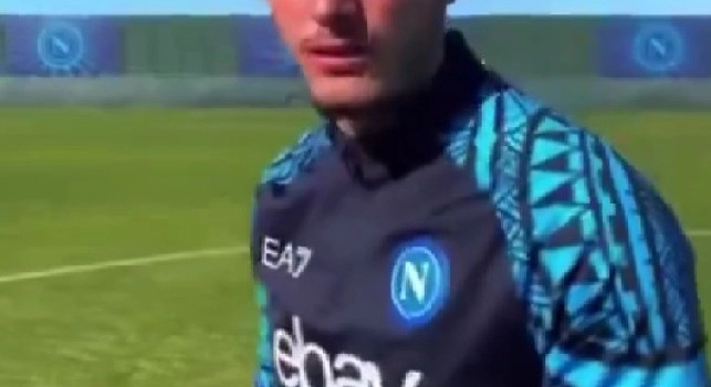 Yamal, Kvara, Lewandowski e Mazzocchi alla sua maniera presentano la sfida tra Napoli e Barcellona | VIDEO