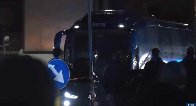 Napoli-Barcellona, azzurri arrivati al Maradona! Bus salutato dagli applausi dei tifosi | VIDEO CN24