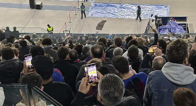 Napoli-Barcellona, tifosi azzurri e blaugrana guardano la partita insieme in tribuna | FOTO