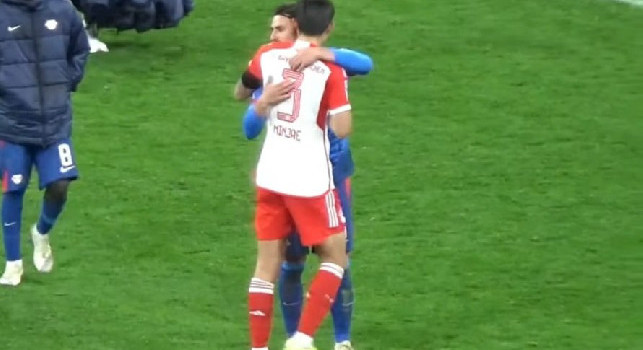 Bayern Monaco-Lipsia, abbraccio tra Elmas e Kim a fine partita